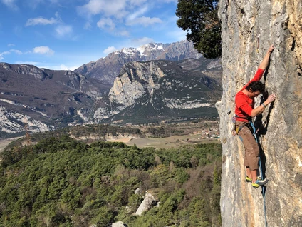 Klettern in den Felsen des Gardasees mit einem Bergführer